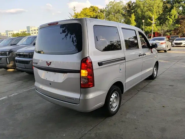 Wuling Hongguang V — Фото автомобиля 6