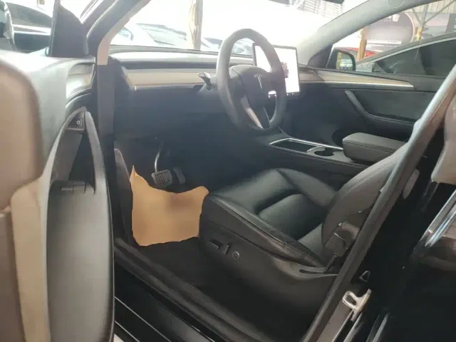 Tesla Model Y — Фото автомобиля 15