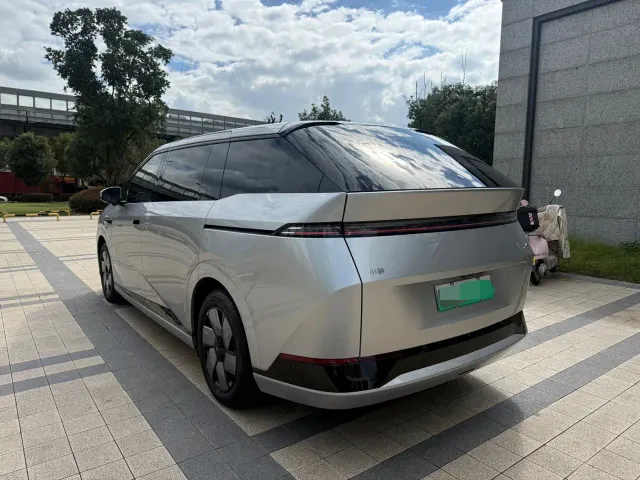 Xpeng X9 — Фото автомобиля 17