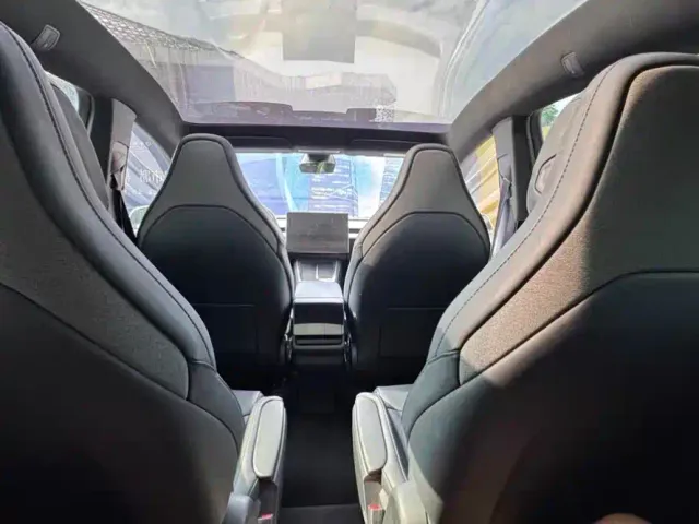 Tesla Model Y L — Фото автомобиля 5