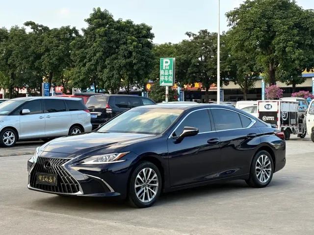Фотография автомобиля — Lexus ES