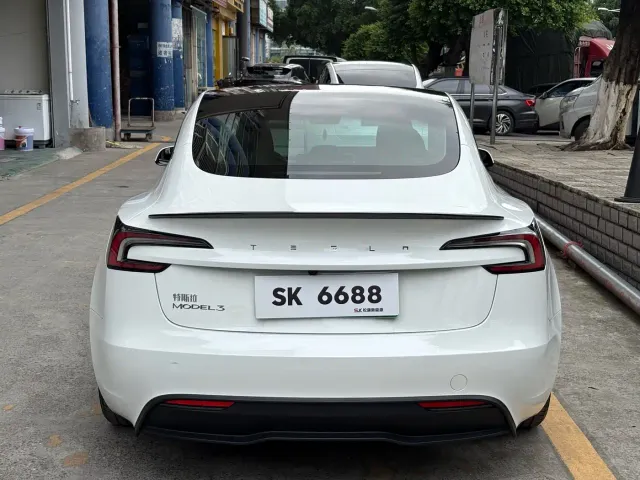 Tesla Model 3 — Фото автомобиля 7
