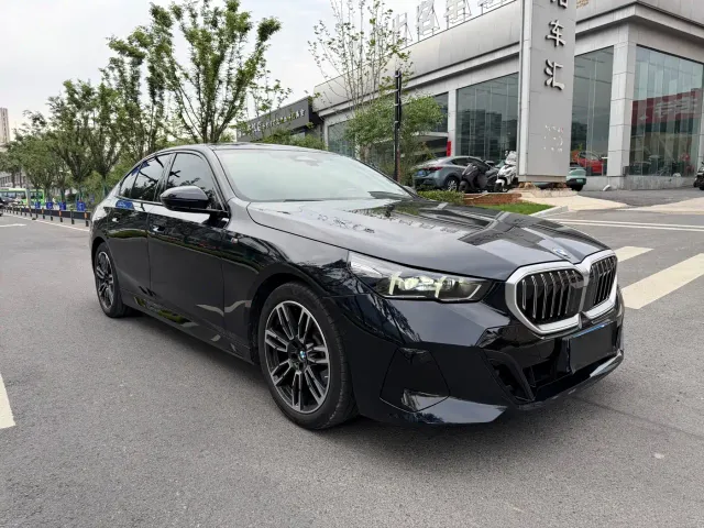 BMW 5 Series — Фото автомобиля 3