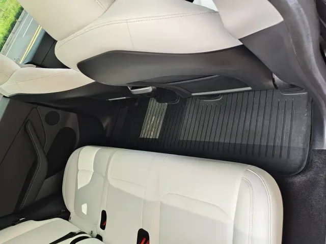 Tesla Model Y — Фото автомобиля 29