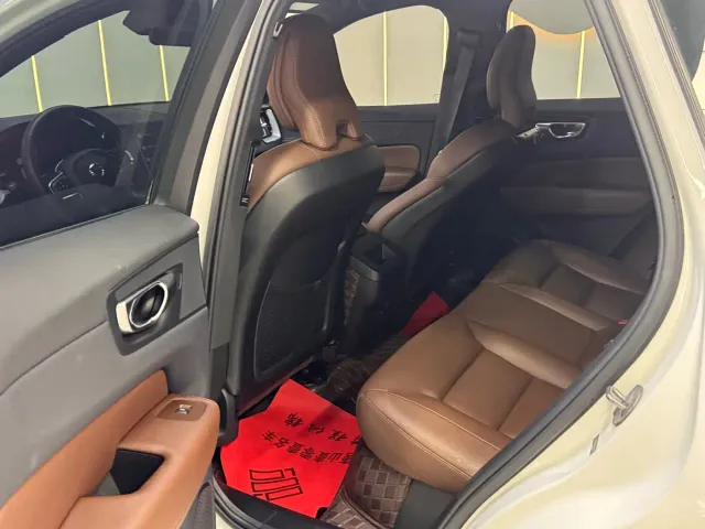 Volvo XC60 — Фото автомобиля 15