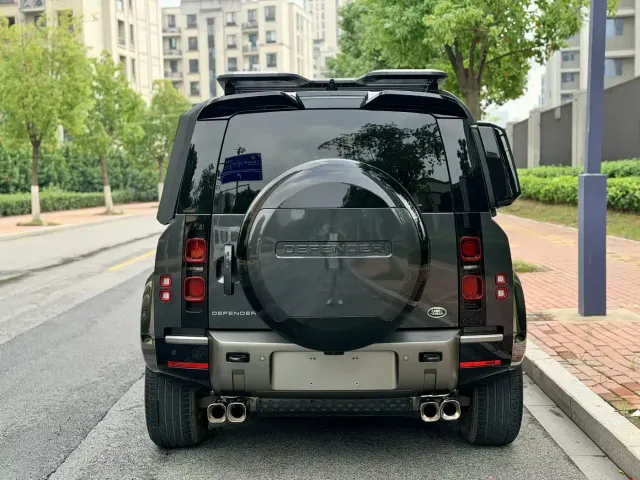 Land Rover Defender — Фото автомобиля 12