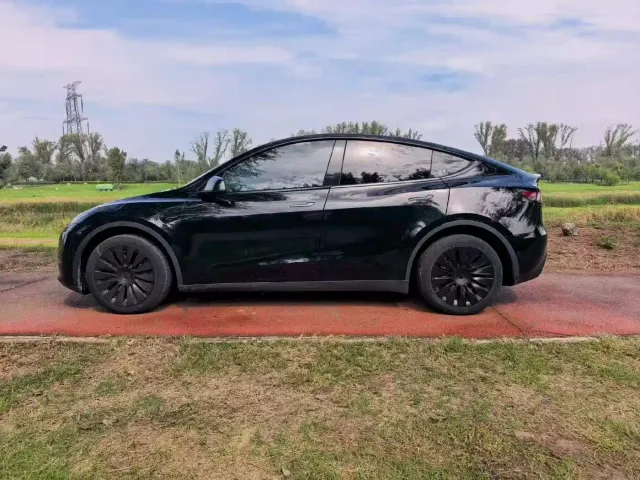 Tesla Model Y — Фото автомобиля 9