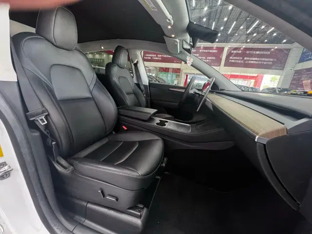 Tesla Model Y — Фото автомобиля 9