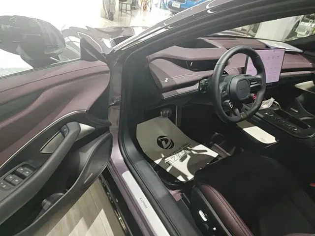 Xiaomi SU7 — Фото автомобиля 15