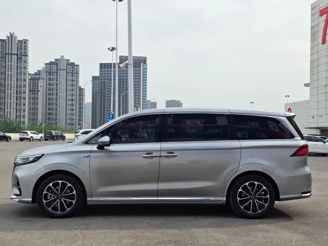 Roewe iMAX8 — Фото автомобиля 2
