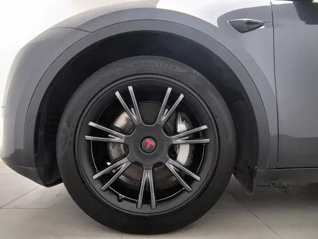 Tesla Model Y — Фото автомобиля 17