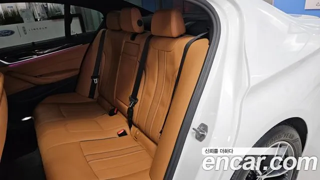 BMW 5-Series — Фото автомобиля 10