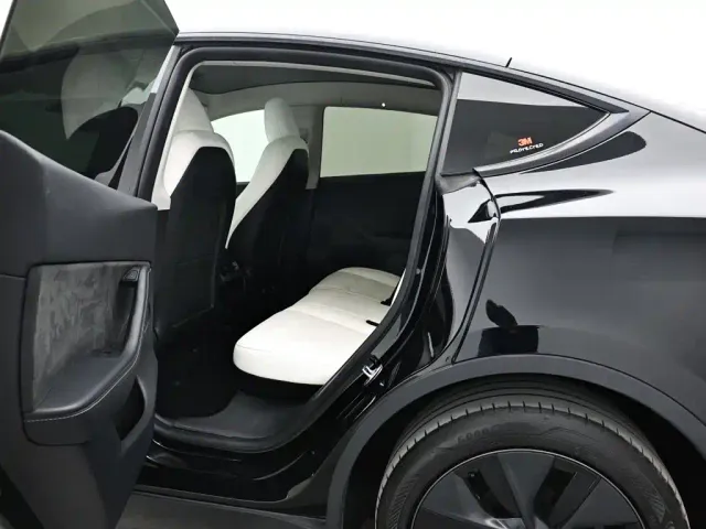 Tesla Model Y — Фото автомобиля 14