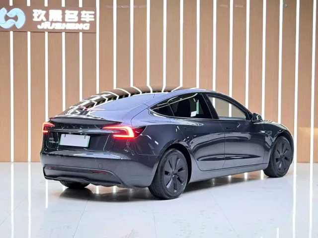 Tesla Model 3 — Фото автомобиля 6