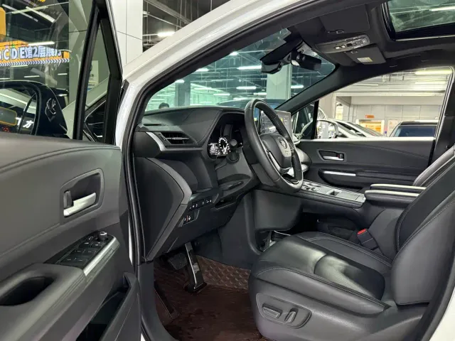 Toyota Sienna — Фото автомобиля 7