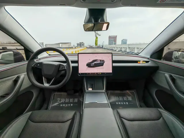 Tesla Model Y — Фото автомобиля 17