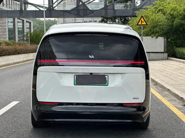 Li Auto MEGA — Фото автомобиля 6
