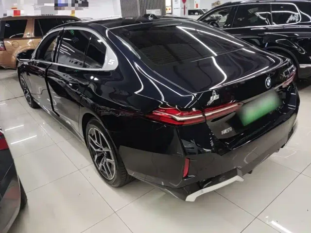 BMW i5 — Фото автомобиля 4