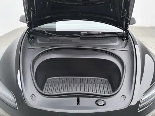 Tesla Model 3 — Фото автомобиля 6