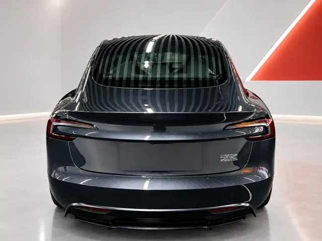 Tesla Model 3 — Фото автомобиля 5