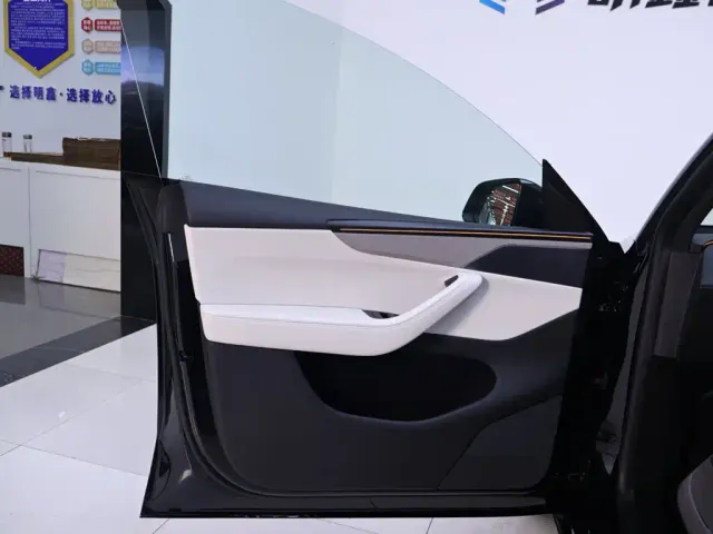 Tesla Model Y L — Фото автомобиля 19