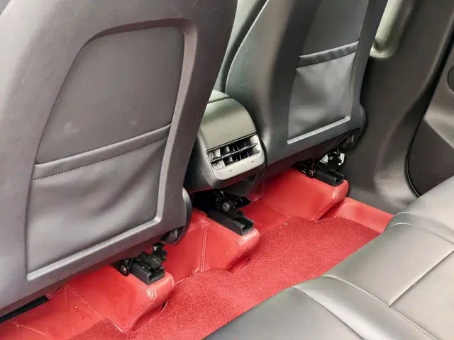 Tesla Model Y — Фото автомобиля 9