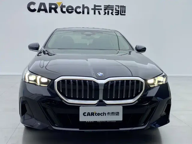 BMW 5 Series — Фото автомобиля 10