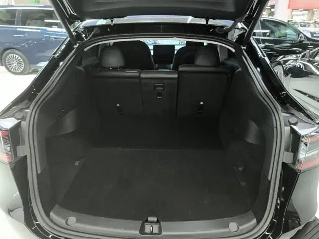 Tesla Model Y — Фото автомобиля 18