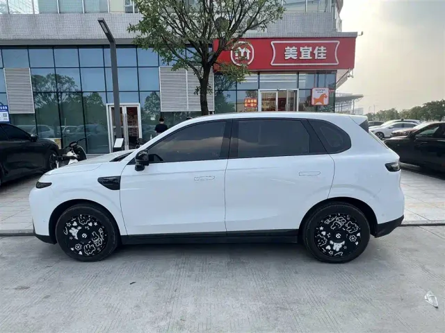 Leapmotor B10 — Фото автомобиля 3