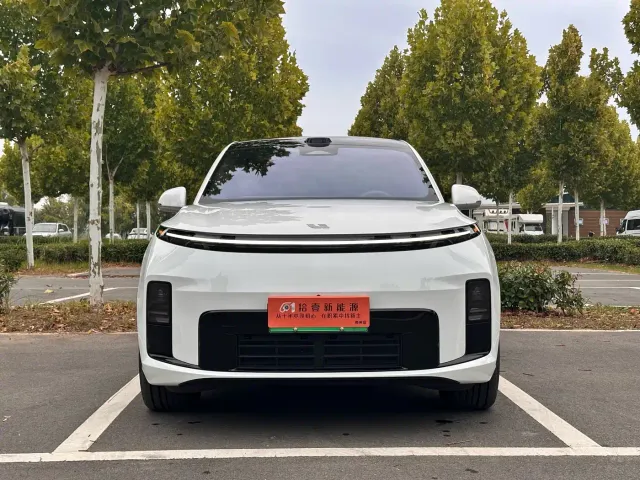 Li Auto L8 — Фото автомобиля 2