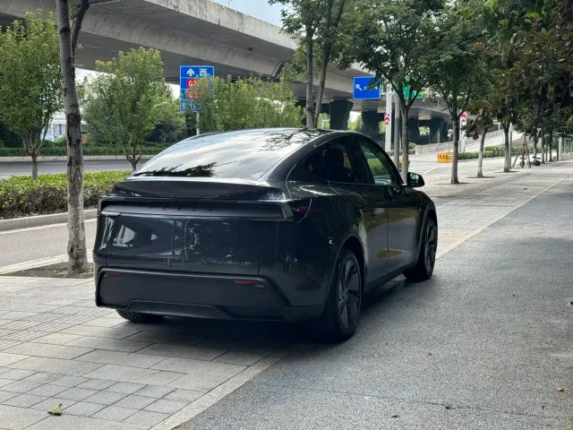 Tesla Model Y — Фото автомобиля 7