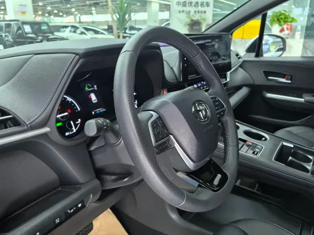 Toyota Sienna — Фото автомобиля 8