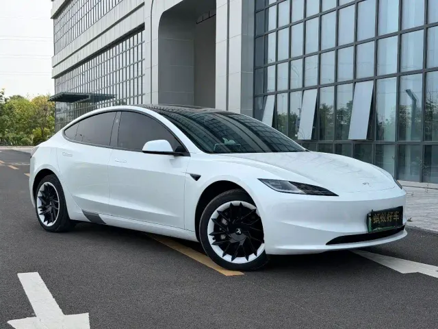 Tesla Model 3 — Фото автомобиля 3