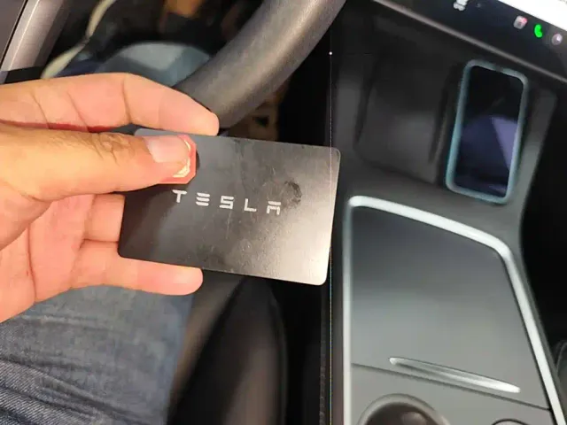 Tesla Model 3 — Фото автомобиля 8