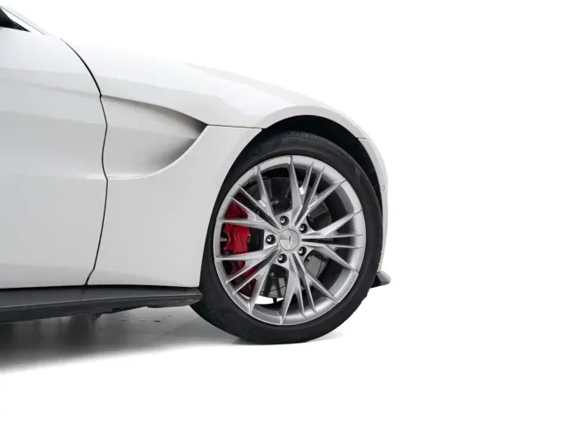 Aston Martin V8 Vantage — Фото автомобиля 6