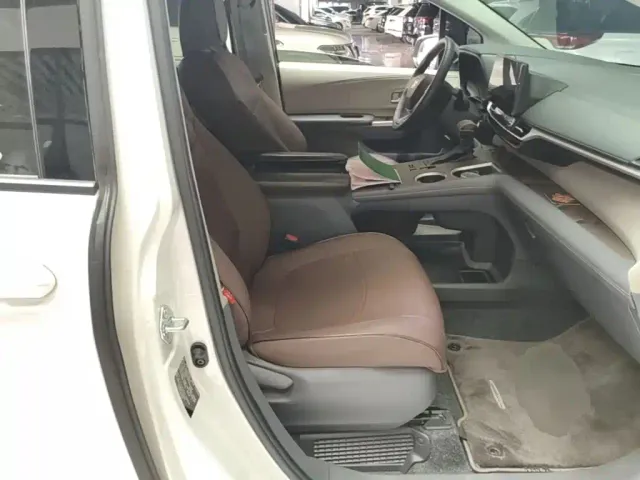 Toyota Sienna — Фото автомобиля 24