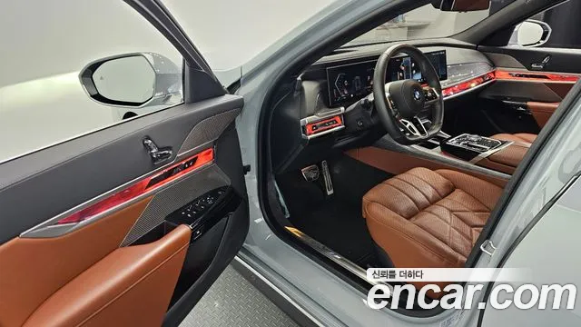 BMW 7-Series 7 серия (G70) 740i xDrive M Sport — Фото автомобиля 9