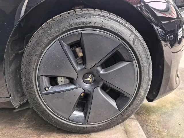 Tesla Model 3 — Фото автомобиля 5