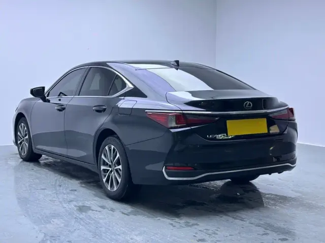Lexus ES — Фото автомобиля 4
