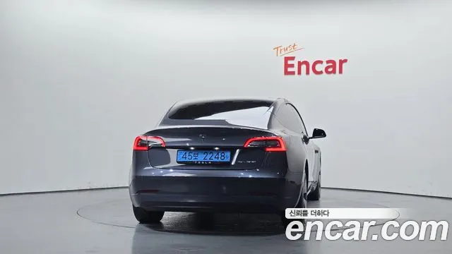 Tesla Model 3 — Фото автомобиля 4