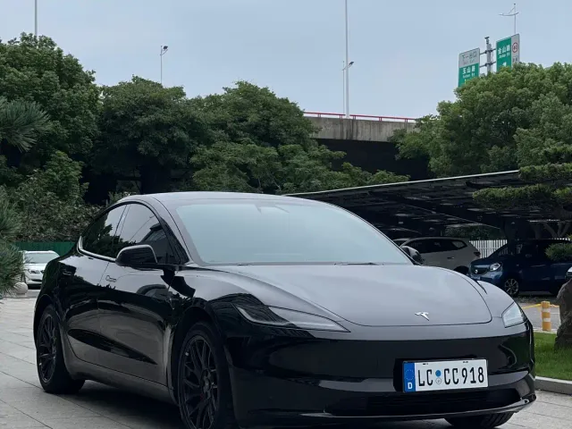 Tesla Model 3 — Фото автомобиля 3
