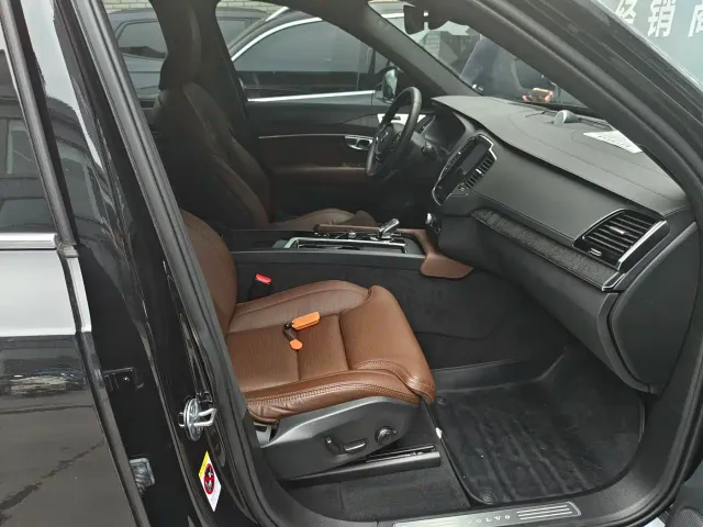 Volvo XC90 — Фото автомобиля 6