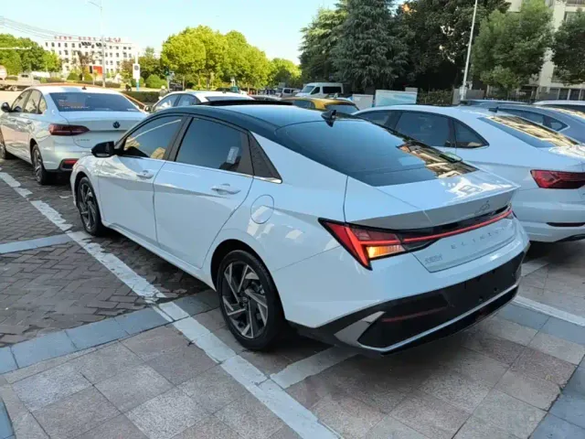 Hyundai Elantra — Фото автомобиля 4