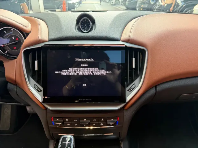 Maserati Ghibli — Фото автомобиля 12