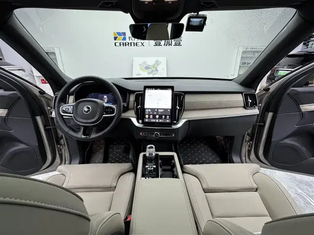 Volvo XC90 — Фото автомобиля 9