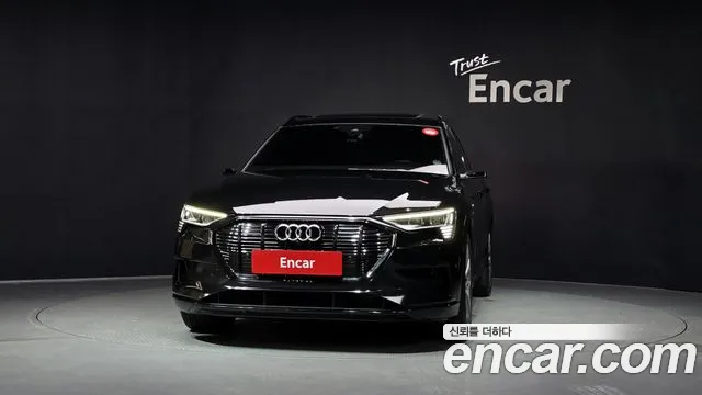 Audi e-tron — Фото автомобиля 3