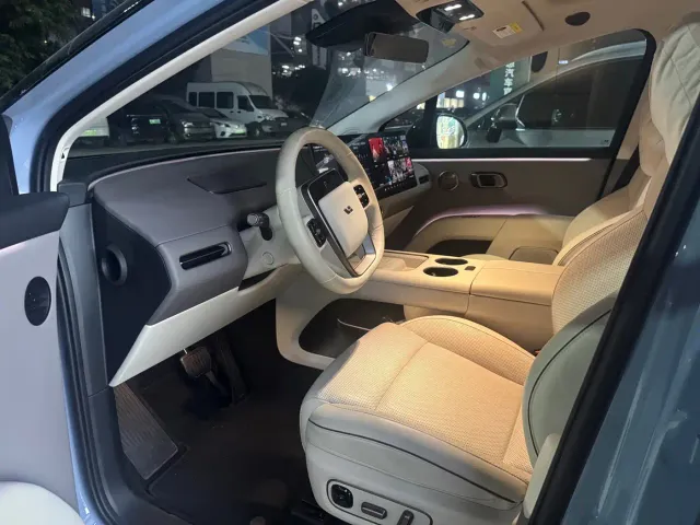 Li Auto i8 — Фото автомобиля 4