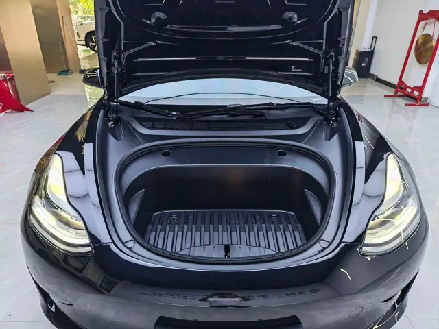 Tesla Model 3 — Фото автомобиля 17