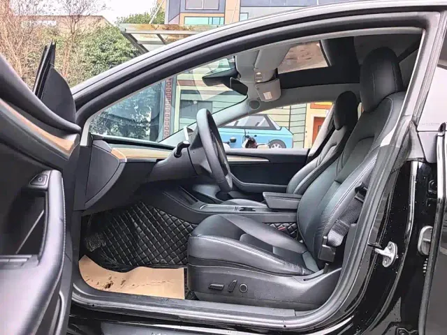 Tesla Model 3 — Фото автомобиля 5