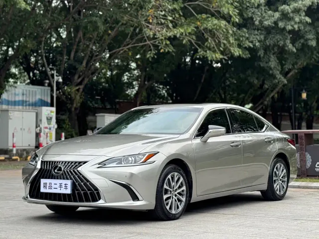 Lexus ES — Фото автомобиля 4